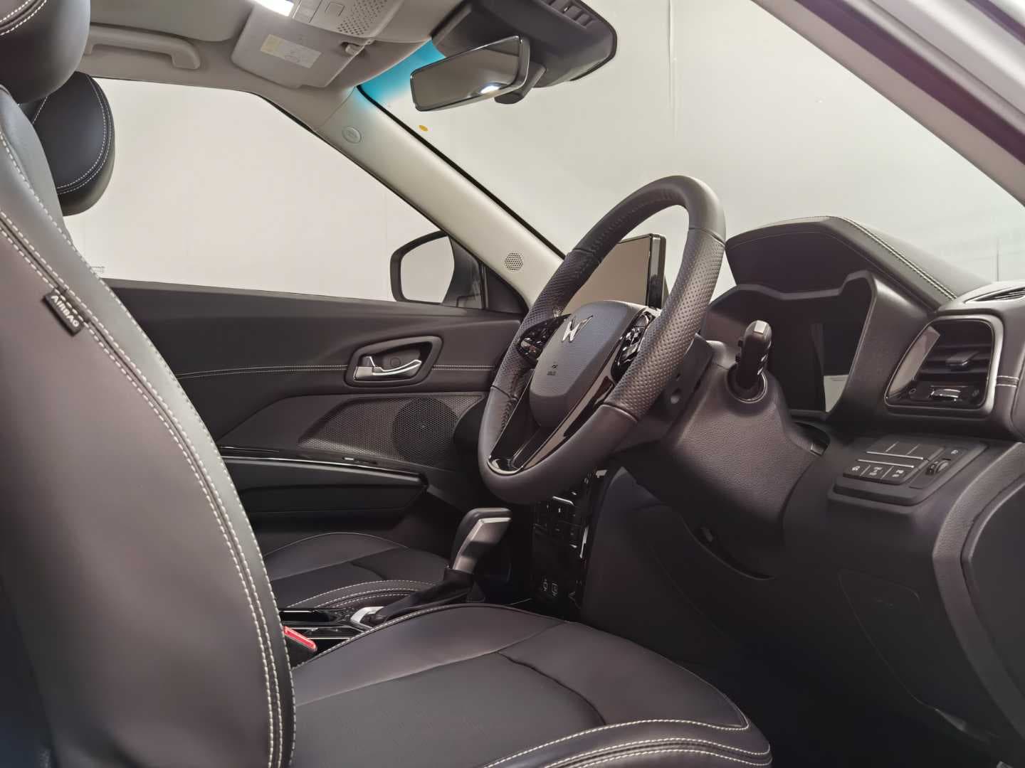 MAHINDRA XUV3XO 1.2T AX7L A/T image 18