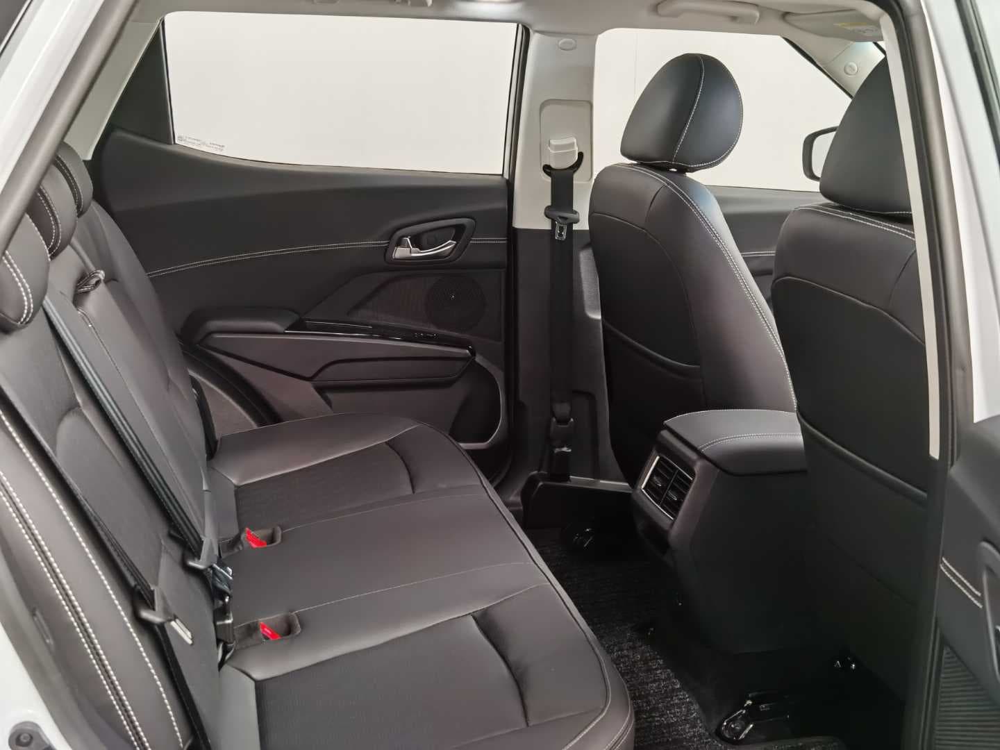 MAHINDRA XUV3XO 1.2T AX7L A/T image 21