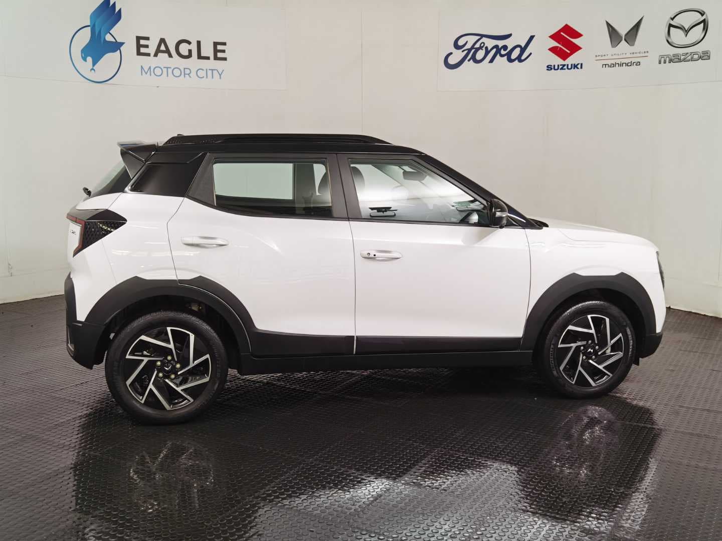 MAHINDRA XUV3XO 1.2T AX7L A/T image 10