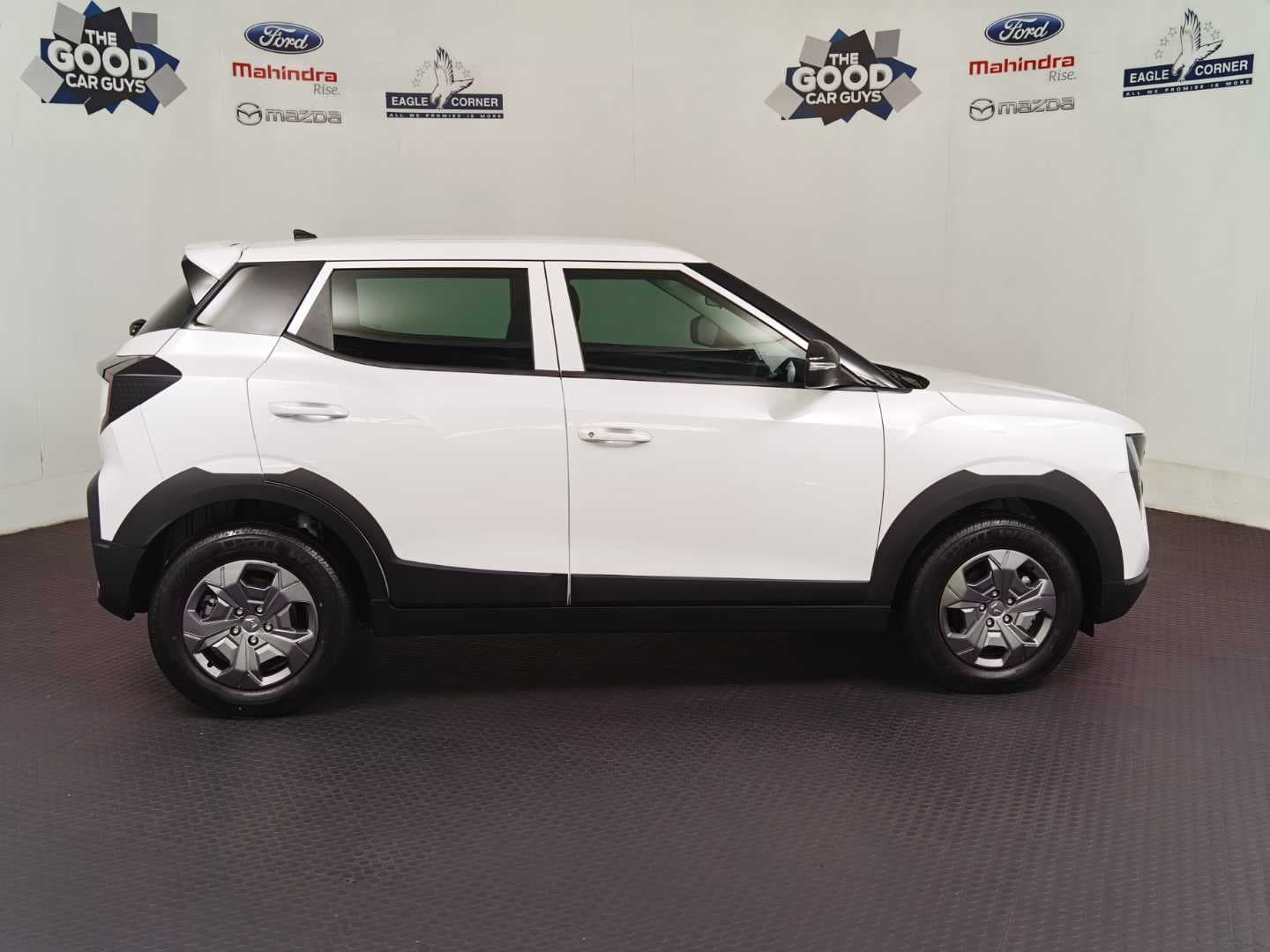 MAHINDRA XUV3XO 1.2T MX2 A/T image 9